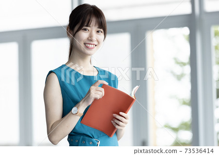 有筆記本的一位小姐 有筆記本的一位小姐 73536414