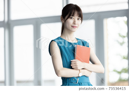 有筆記本的一位小姐 有筆記本的一位小姐 73536415