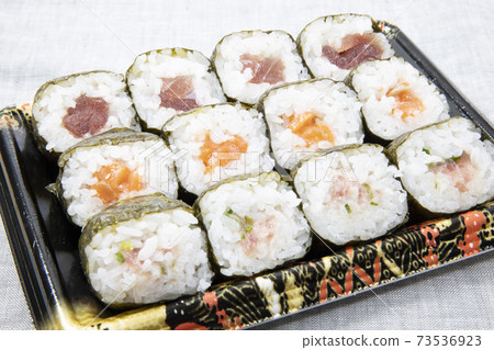 Delicious seaweed roll 73536923