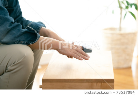 Men using a pulse oximeter 73537094