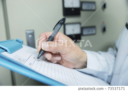 工人男性手在工廠填寫清單 73537171