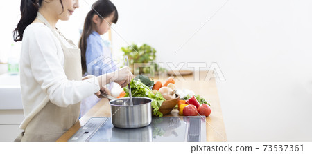在廚房做飯的父母 73537361