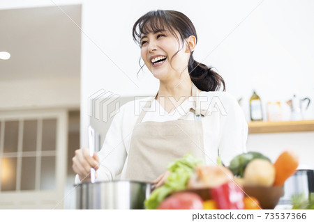 做飯的婦女 73537366