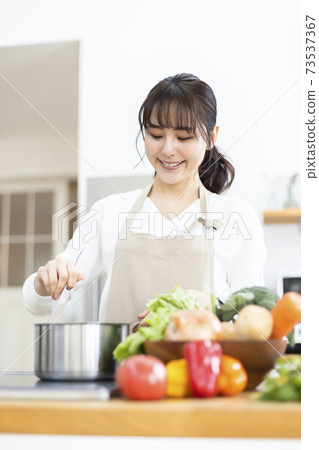 做飯的婦女 73537367