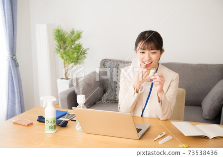 一個女人在工作中吃喉嚨糖果 73538436