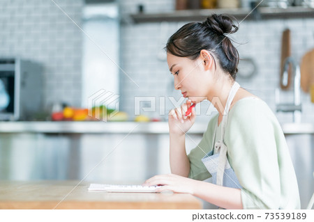 Housewife and housewife 73539189