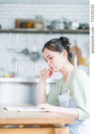 Housewife and housewife 73539192