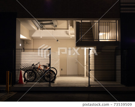 晚上在公寓的自行車停車場 73539509