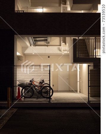 晚上在公寓的自行車停車場 晚上在公寓的自行車停車場 73539510