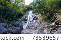 高山風景，瀑布，清澈的溪流，秋天 73539657