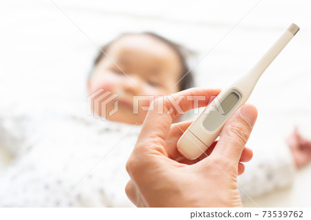 嬰兒和溫度計 嬰兒和溫度計 73539762