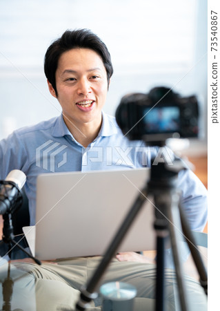 YouTuber man shooting a video YouTuber man shooting a video 73540867