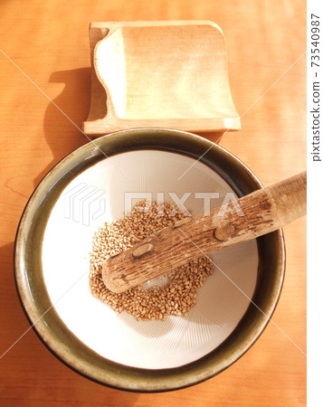 Rub sesame seeds with a Japanese pepper pestle 73540987