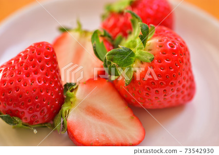 Image of strawberry and love Minori that looks bright red and delicious 73542930