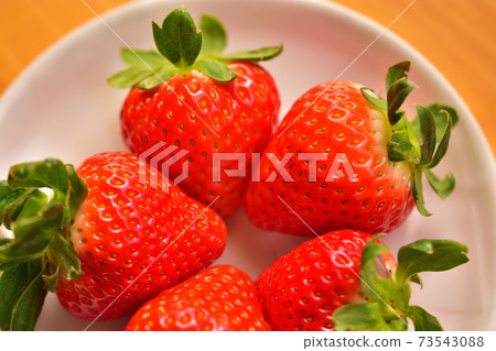 Image of strawberry and love Minori that looks bright red and delicious 73543088