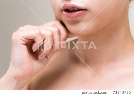 女人捏她的下巴 73543750