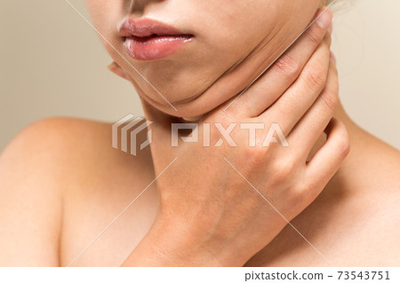 Woman pinching her chin 73543751