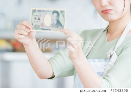 Housewife and 1000 yen bill 73543896
