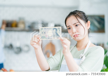 Housewife and 1000 yen bill 73543900