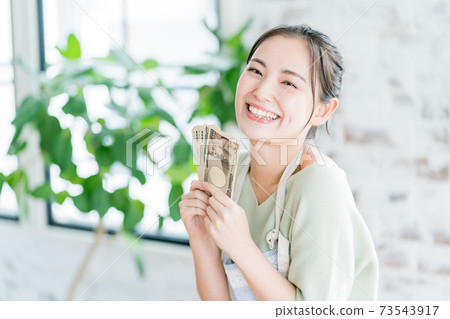 Housewife's big profit 73543917