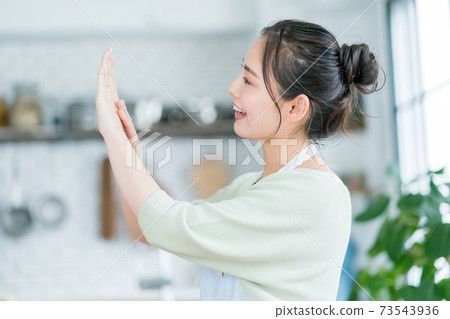 結婚戒指和家庭主婦 73543936