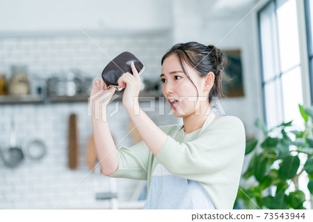 Housewife and money Housewife and money 73543944