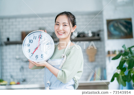 家庭主婦在早上7點 73543954