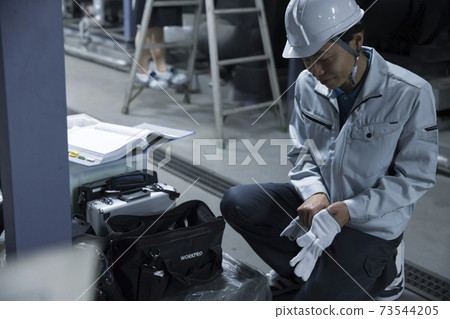男工人準備工廠維修 男工人準備工廠維修 73544205