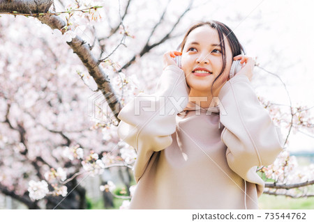 女人在櫻桃樹下聽音樂 73544762