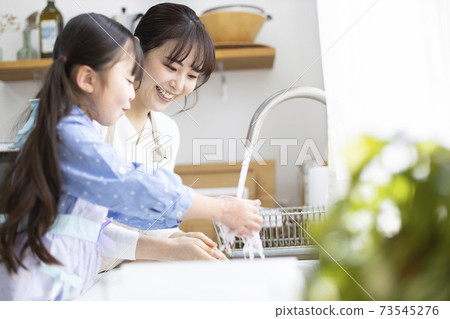 父母和孩子在飯前洗手 73545276