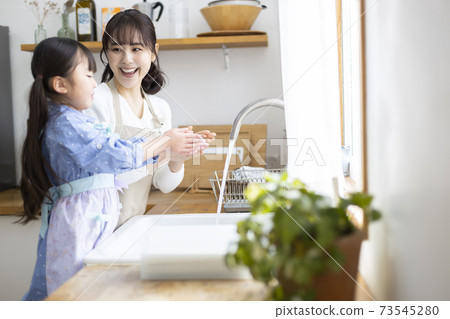 父母和孩子在飯前洗手 73545280