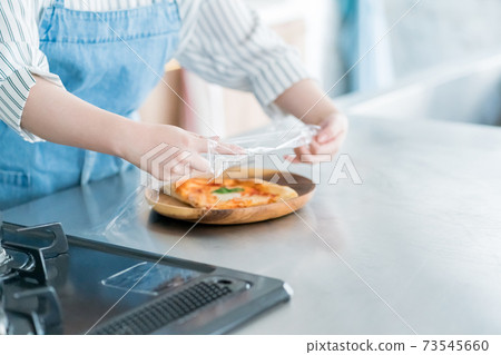 家庭主婦在烹飪中包裝 73545660
