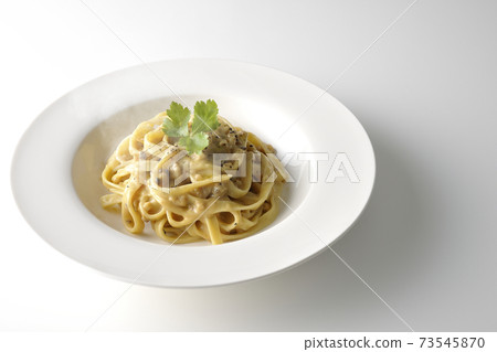 熱松露奶油平麵食與三葉在白色背景上的一張照片 73545870