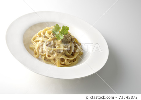 熱松露奶油平麵食與三葉在白色背景上的一張照片 73545872