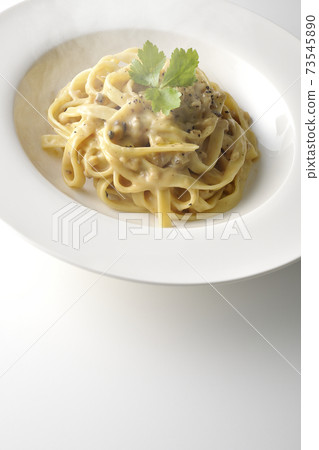 熱松露奶油平麵食與三葉在白色背景上的一張照片 73545890