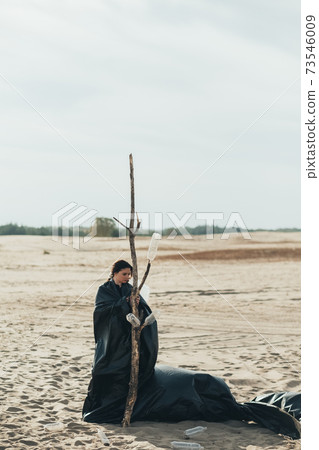 female loneliness social isolation woman desert 73546009