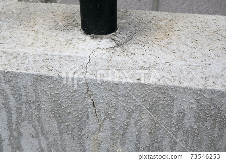 Deteriorated and dirty house wall 73546253