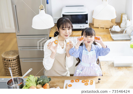 在廚房做飯的父母 73546424