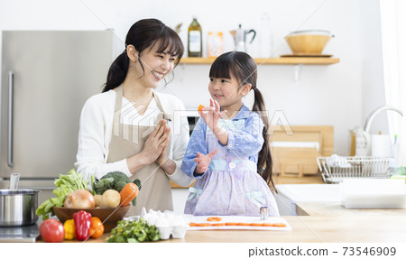 Parents who cook in the kitchen 73546909