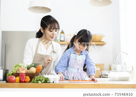Parents who cook in the kitchen Parents who cook in the kitchen 73546910