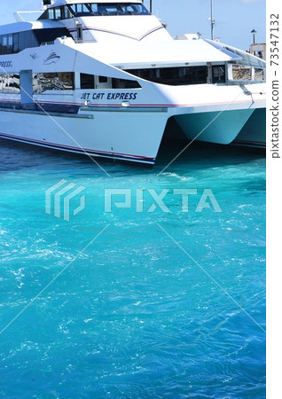 Ship picked up at the resort island Ship picked up at the resort island 73547132