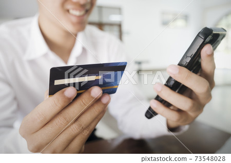 Customer shopping online pay by credit card. 73548028