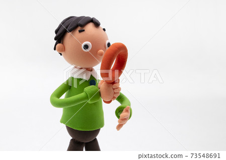 男孩尋找手工黏土 73548691
