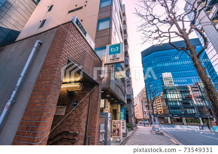 日本半藏門站（入口3a）等東京城市景觀的視圖。（右後角是K町1丁目的十字路口） 73549331