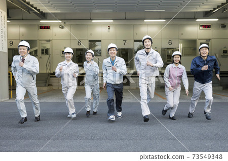 工人在工廠裡跑出來 73549348