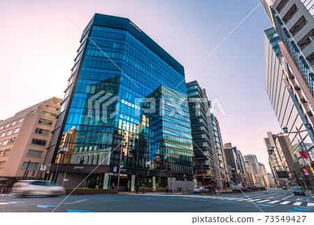 日本的東京城市景觀，俯瞰著弘治町一丁目和半藏門站的交叉口 73549427