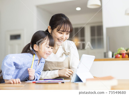Parents and children studying on a tablet PC Parents and children studying on a tablet PC 73549680