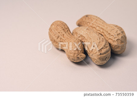 Peanuts with shells Peanuts with shells 73550359