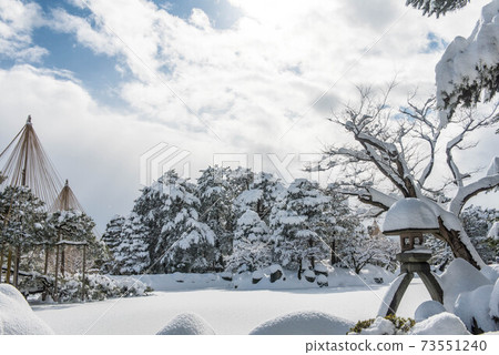 藍天散佈的兼六園的雪景 73551240