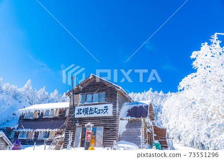 Kitayokodake Hutte, hoarfrost and blue sky in winter [Nagano Prefecture] 73551296